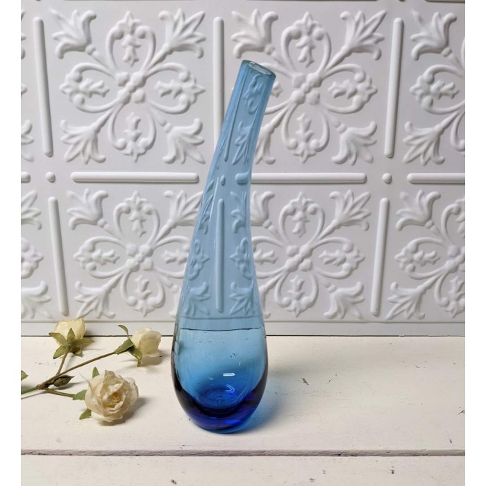 Vase bleu incurvé en verre soufflé